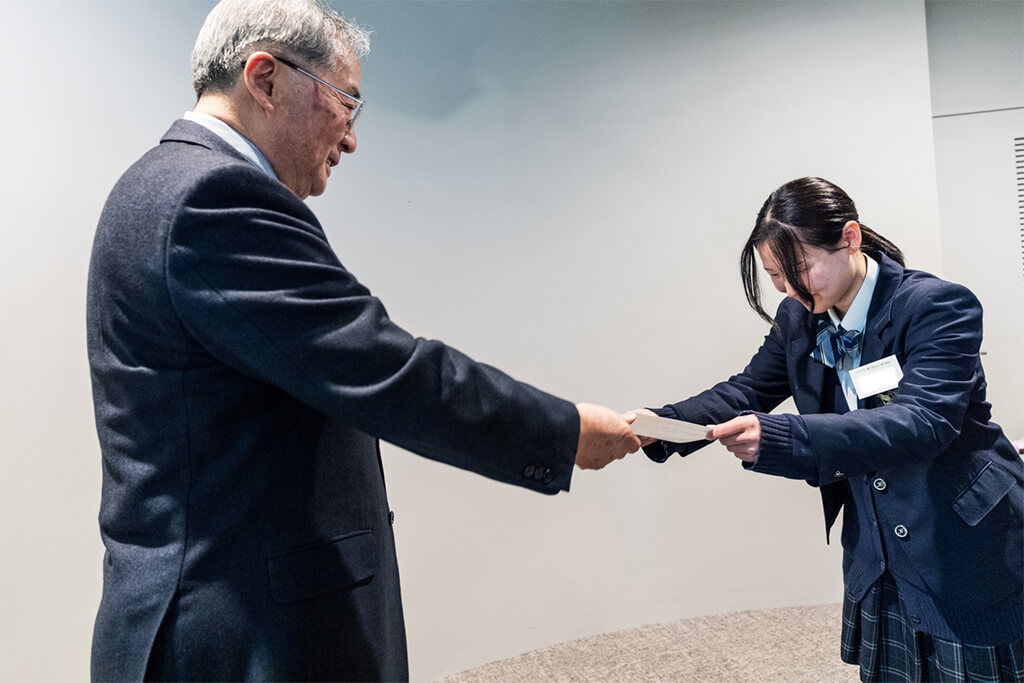 認定証授与の様子