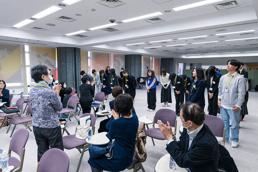 写真：寄付者や支援者の方々も会場とオンラインで参加