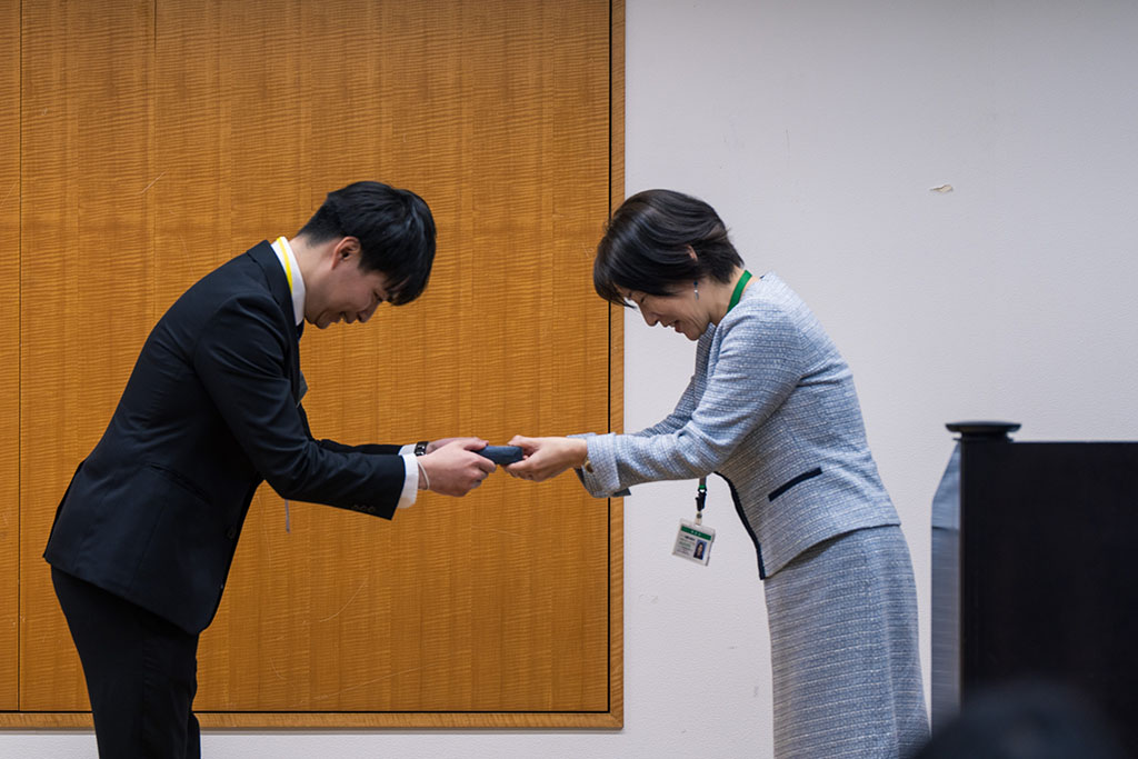 写真：奨学生一人ひとりに記念品を贈呈