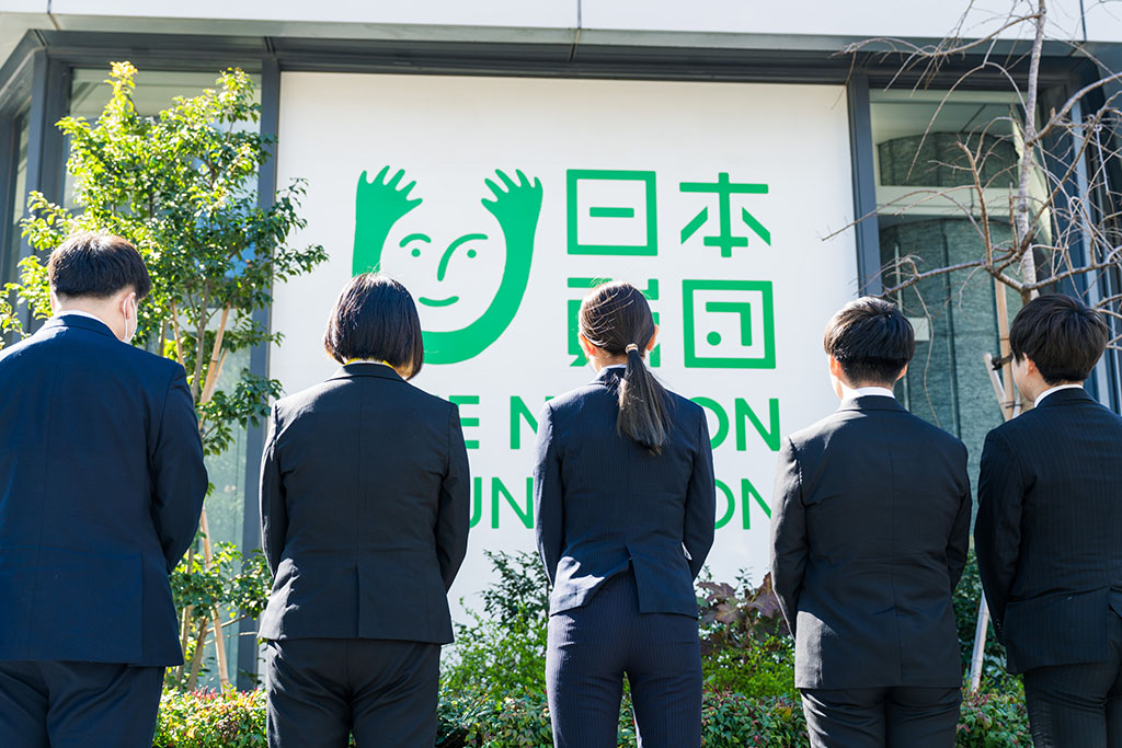 写真：日本財団ビル前にて奨学生たち