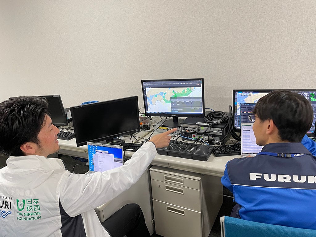 写真：新たに開発する陸上支援センターでモニターする機器の機能や表示画面について議論している様子