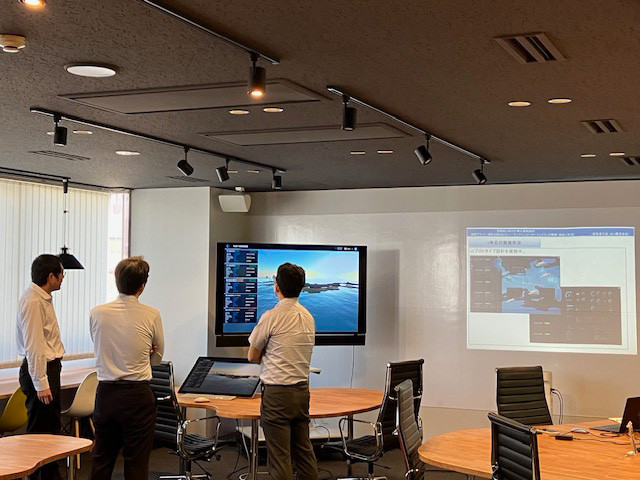 写真：機関プラント監視システムのレビュー風景