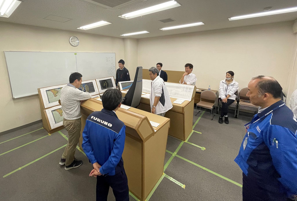 写真：自動運航船の先進船橋機器配置検討風景