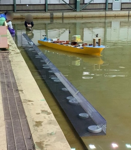 写真：船の模型実験をしている様子