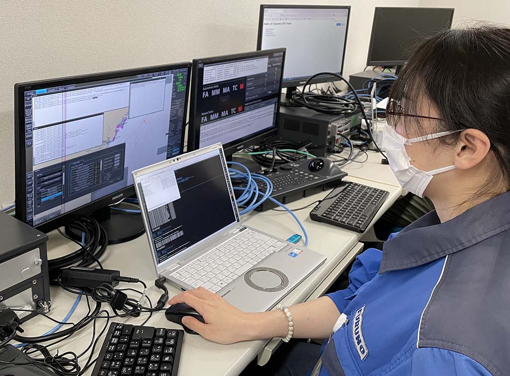 写真：自律運航システム内のキーとなる機器（APU）に追加実装した機能を検証している様子