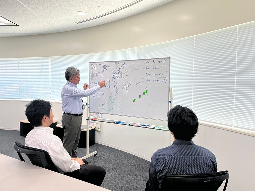 写真：新たに開発する操船制御システムのロジックについて、開発チームで議論している様子（三井E&S造船株式会社）