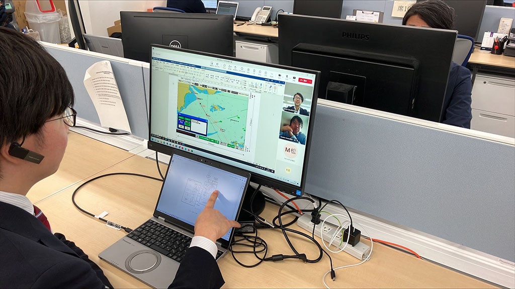 写真：長崎と横浜の開発拠点をつなげて自動運航システムの健全性レベルを統合的に判定・表示するインターフェイス画面の開発風景