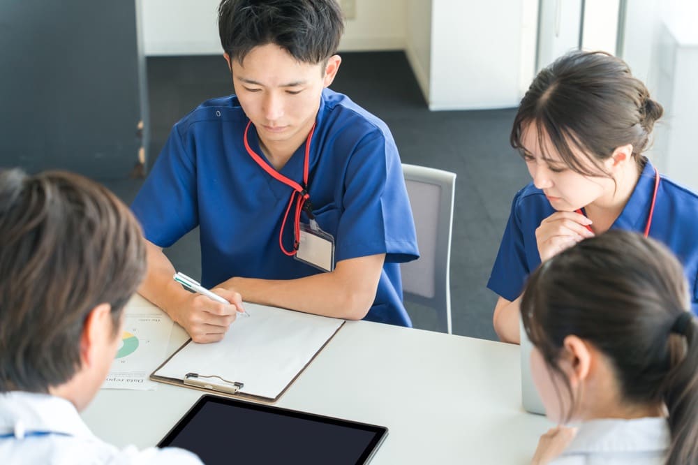 会議をする医療ソーシャルワーカー