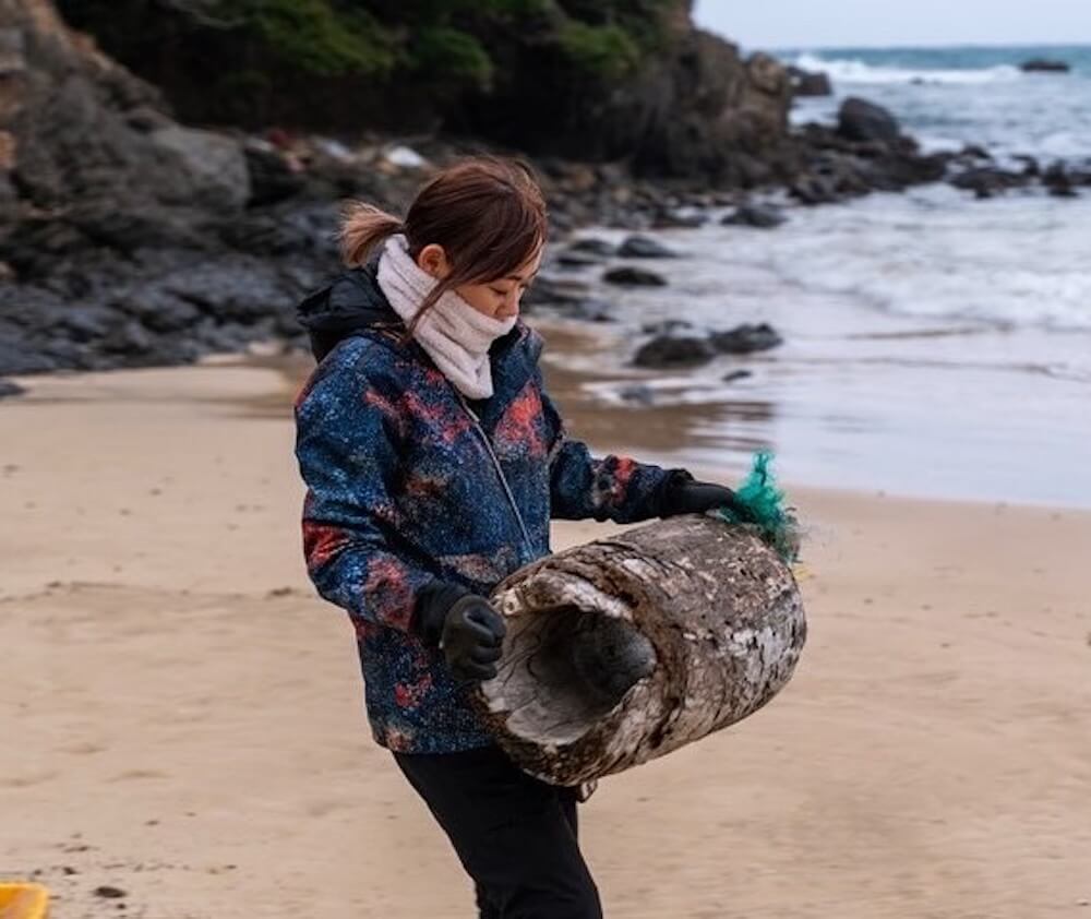 海でごみを拾うしばたさん