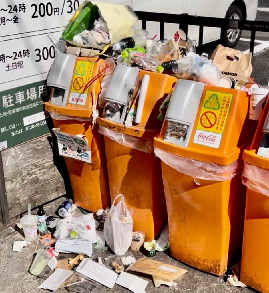 リサイクルボックスの上や付近にポイ捨てられたごみ