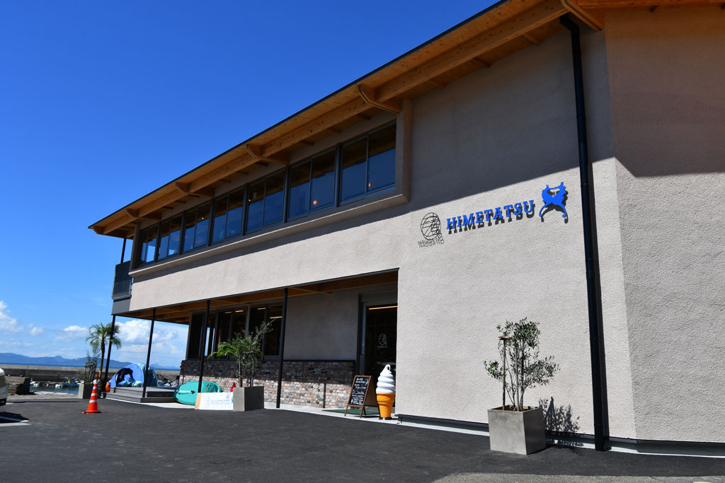 写真：渚の交番HIMETATSUは温泉街から歩いてすぐのビーチに面する2階建ての建物