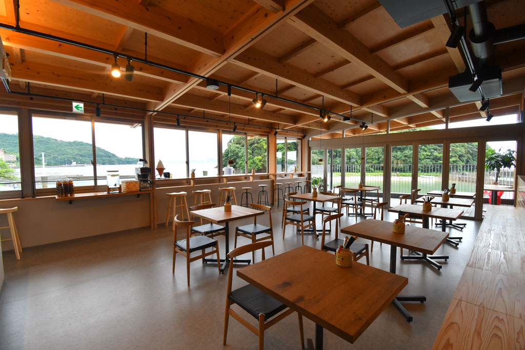 写真：2階には美しい海や夕焼けを臨むことができるカフェを併設