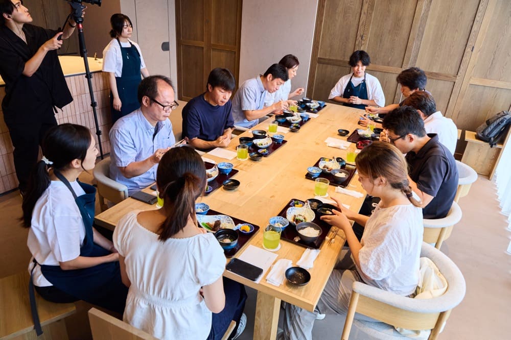 ポップアップレストラン参加者が食事中