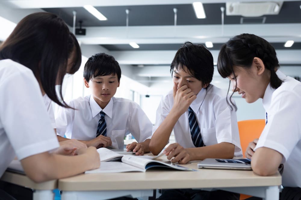 イメージ：男子生徒と女子生徒のグループ授業
