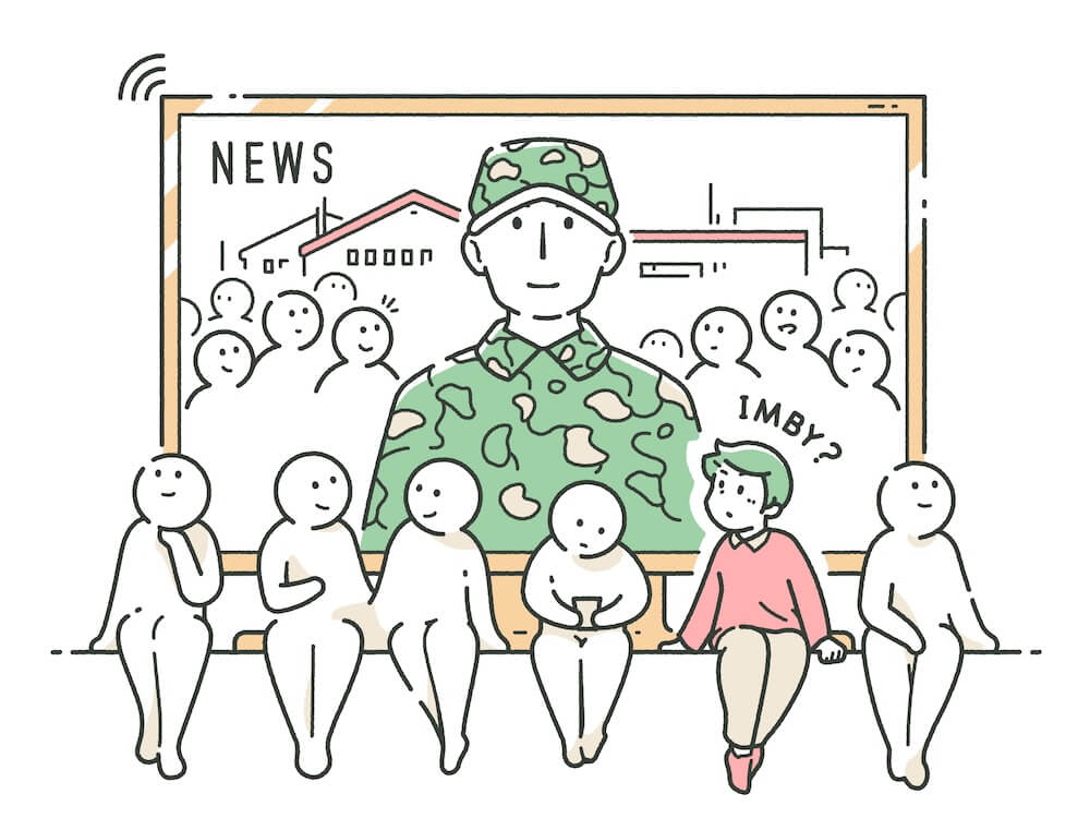 中央には街なかにいる迷彩柄の服を着た男性が、テレビ画面の中に映されています。彼の周りには、彼に対して関心を示しているような表情で男性を見つめる人が集まっています。一方、人々が映っているテレビが置かれているテレビ台のふちには何人かの人が座っており、会話をしたりスマートフォンを眺めたりしていますが、そのうち緑髪の男の子だけがテレビの画面を見ており、IMBY（インビー）という言葉を連想しています