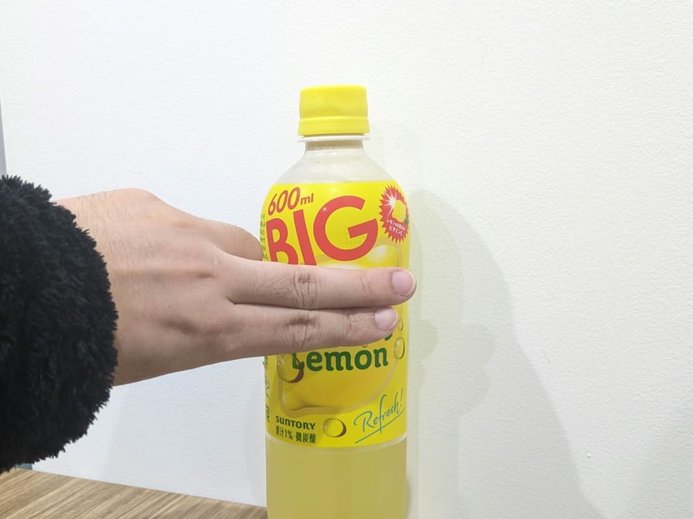 指でCの文字を消して撮影したC.C.レモン