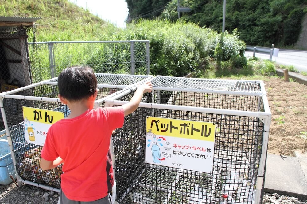 イメージ：分別してごみを捨てる子ども