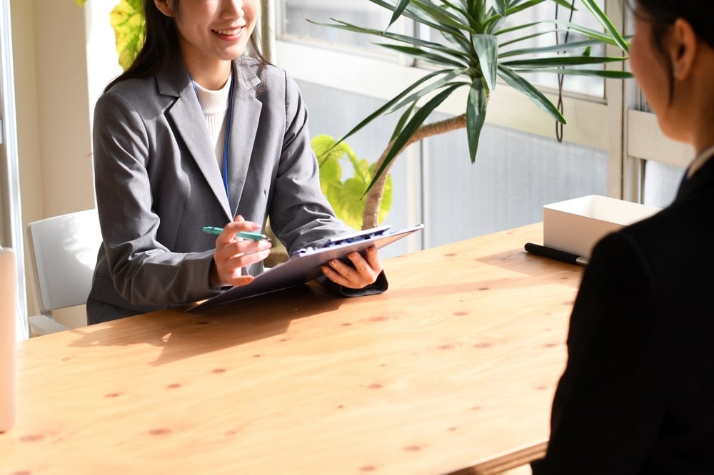 イメージ：求職者にヒアリングするコーディネーター