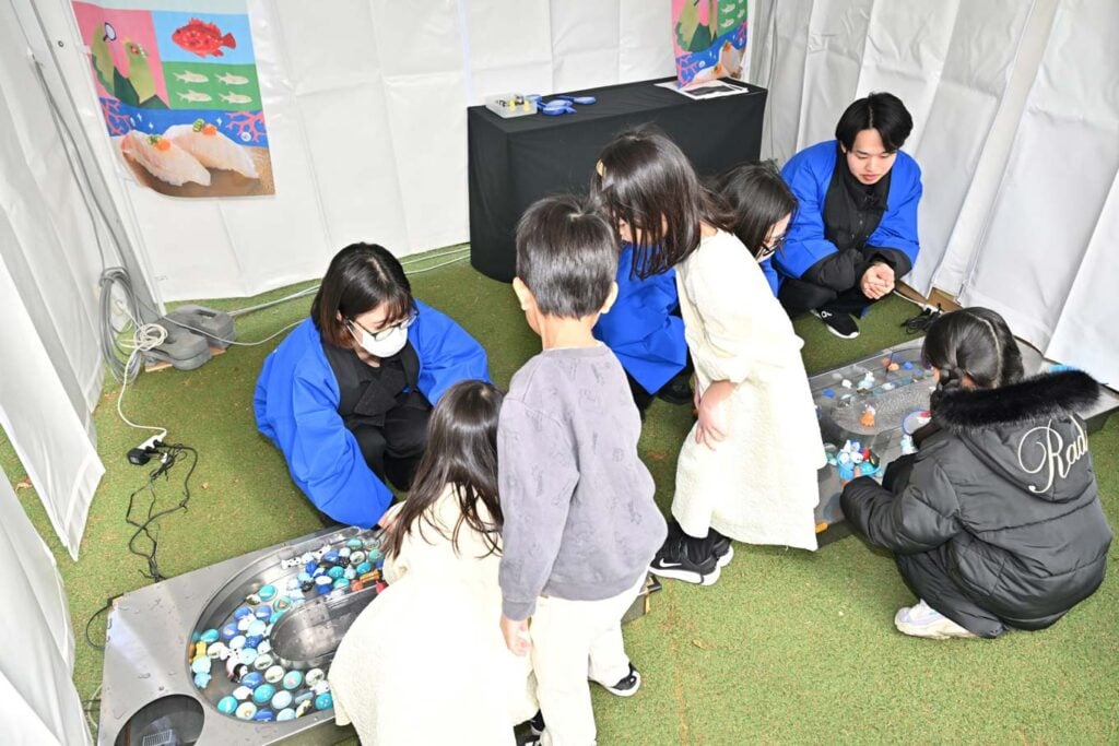 写真：海ごみすくいをしている参加者の様子