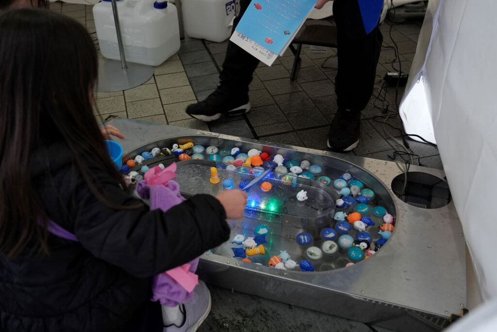 写真：海ごみ拾いゲームをする参加者の様子