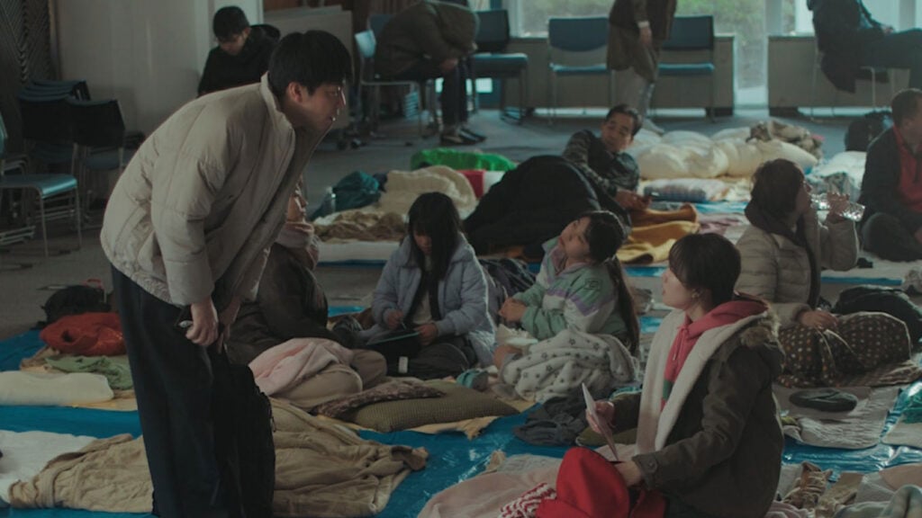 画像：防災啓発キャンペーン動画「#推し活防災」の1シーン、避難所の様子。