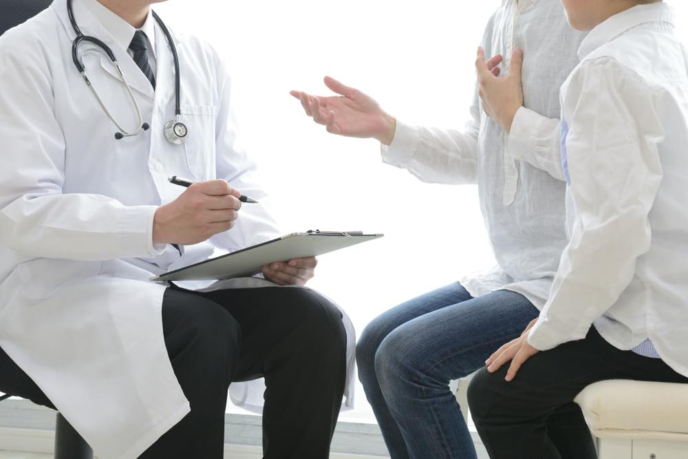 親子が医師と話している
