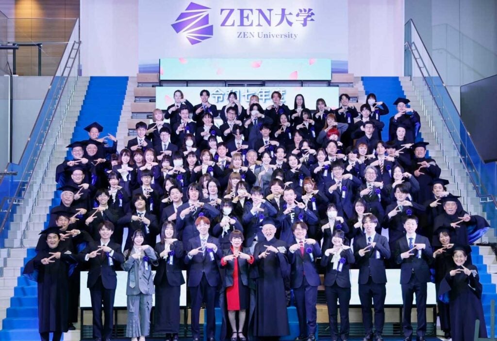 画像：ZEN大学入学式での教職員と新入生の集合写真