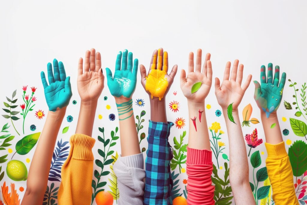 イメージ:手を挙げる子どもたち