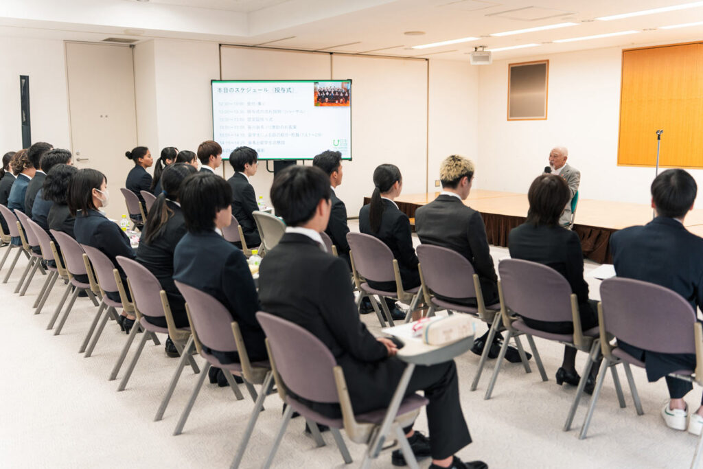 写真：奨学生たちの前で語る笹川会長