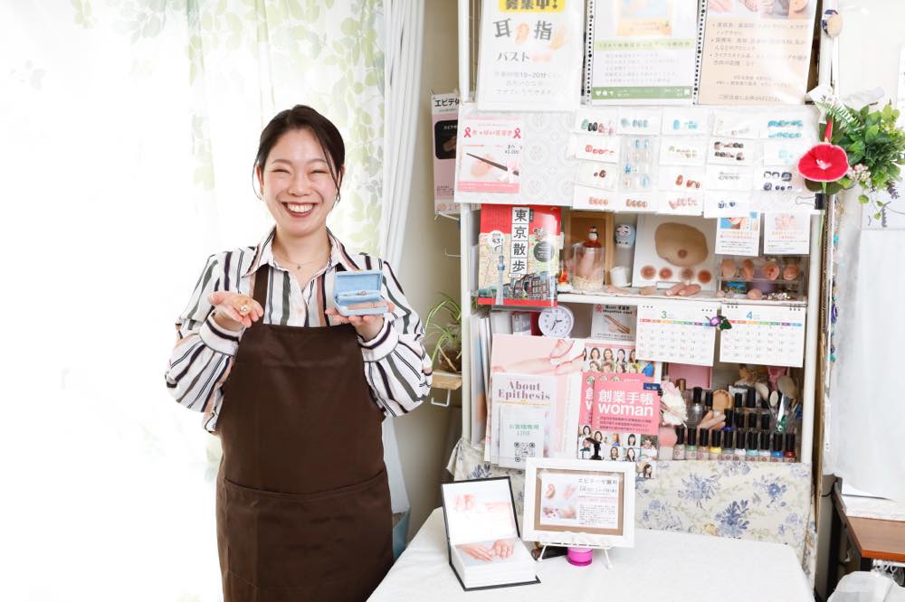 カウンセリングルームでエピテーゼを持っている田村さん