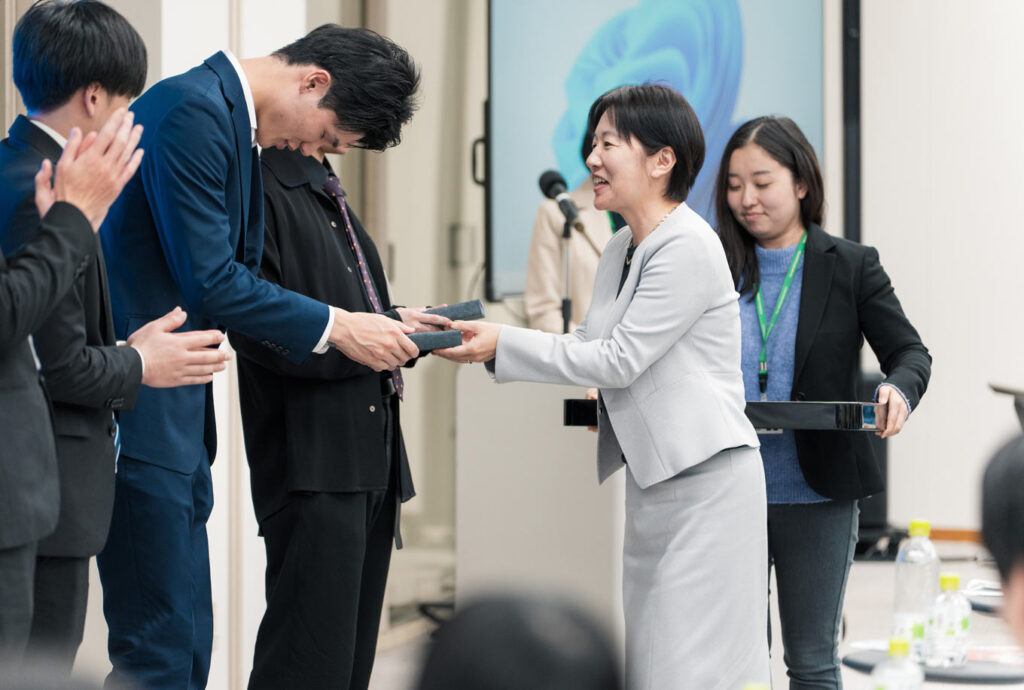 写真：記念品授与の様子