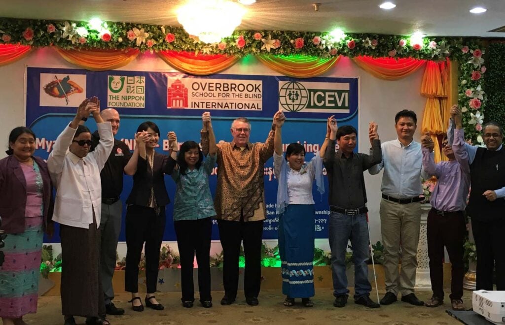 世界視覚障害児教育会議（ICEVI）の会長を務めていたラリー・キャンベル氏（写真中央）と各国のプロジェクト関係者たち