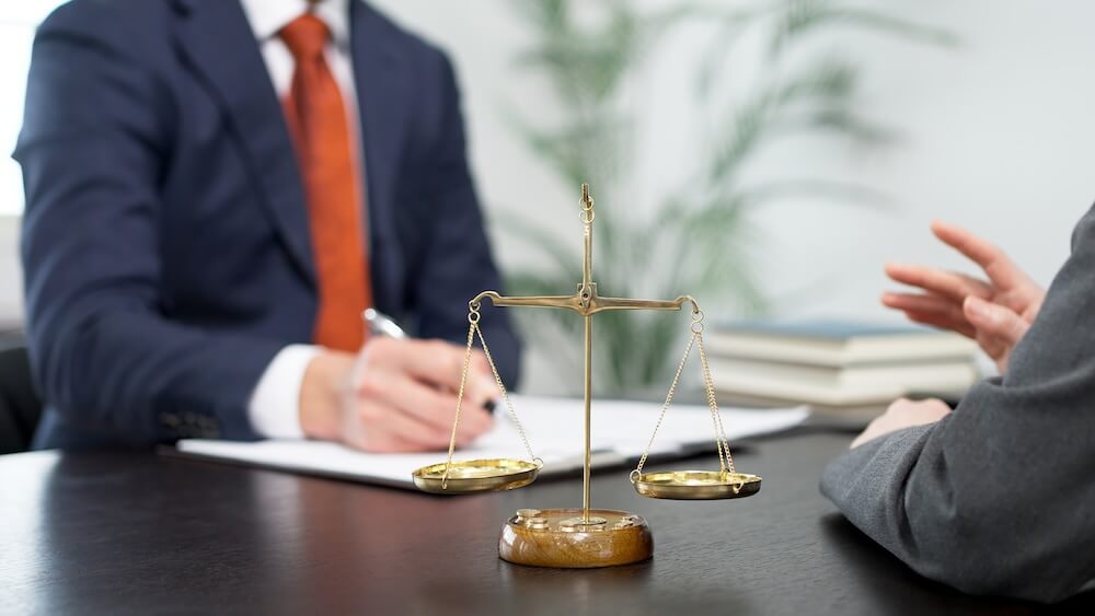 イメージ：従業員の解雇について弁護士に相談する雇用主