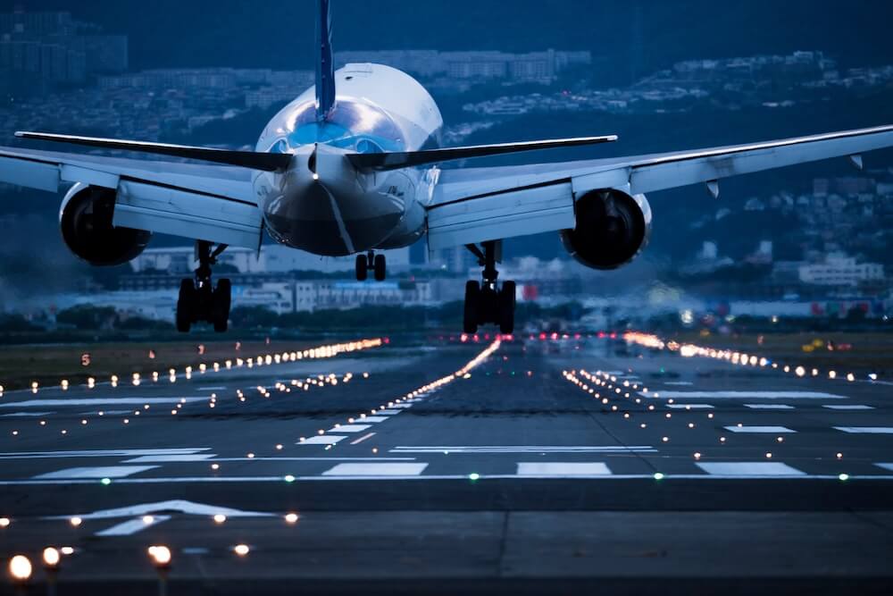 離陸するジャンボジェット機