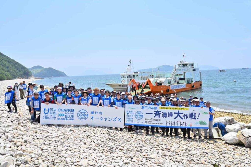 写真：手島（香川県丸亀市）での清掃活動の様子。