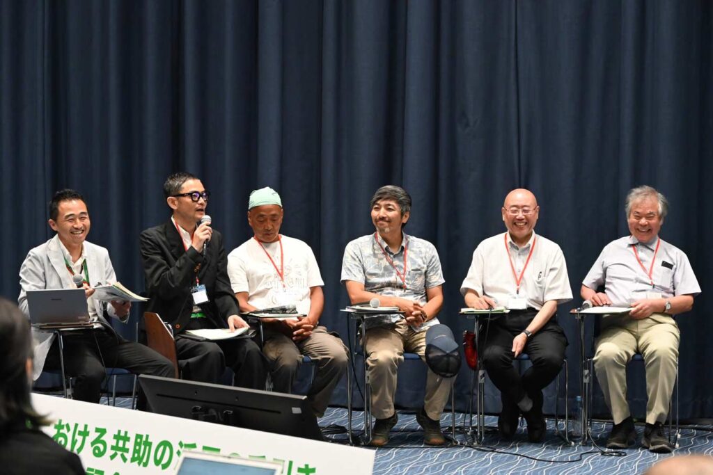 写真：トークセッションでの作成委員の様子