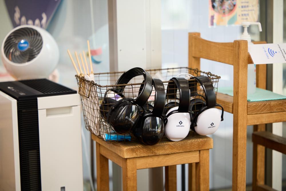 レガシーで貸し出しているイヤーマフがカゴにかけられている様子。