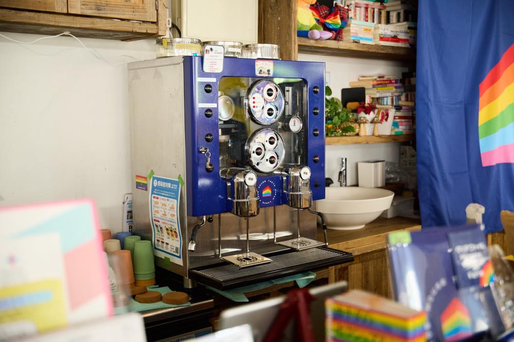 プライドハウス東京レガシーのカフェコーナーにあるコーヒーマシン