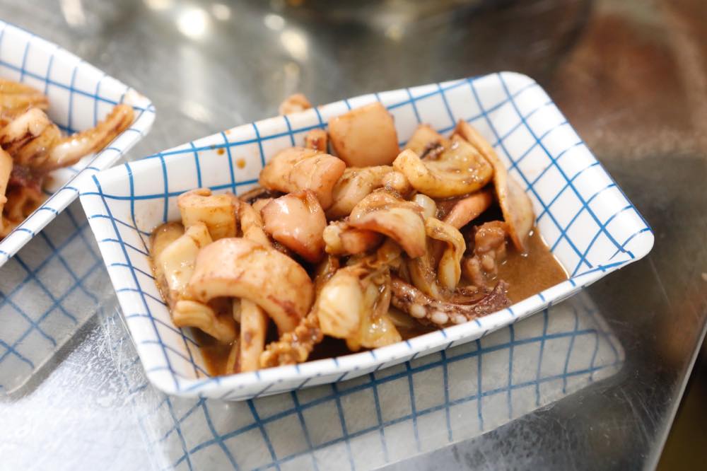 できあがったゴロ焼きがプラスチックのお皿に乗せられている