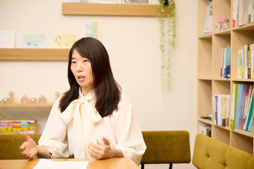 インタビューに応える飛田さん