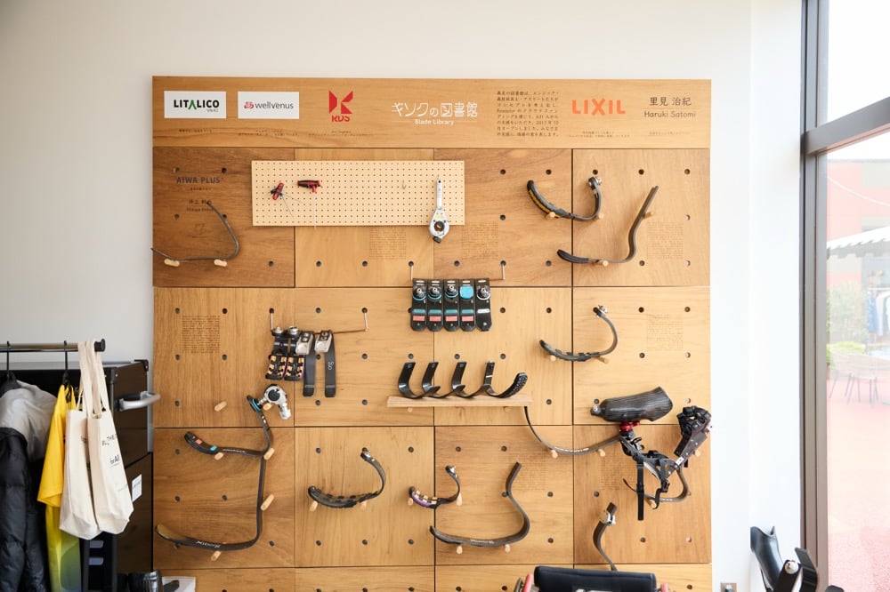 壁に掛けられた様々なスポーツ用義足