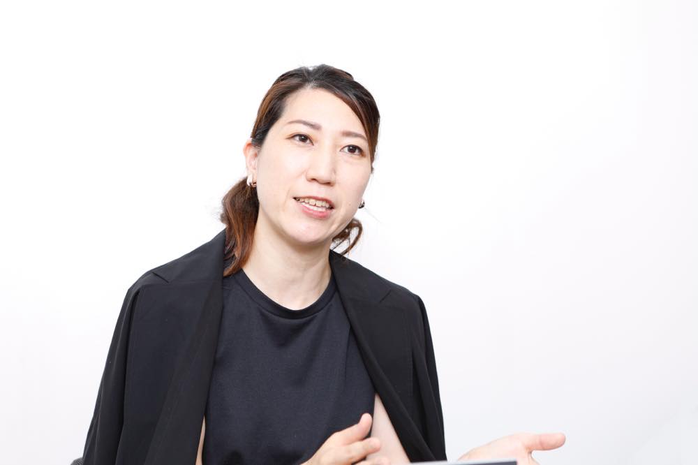 インタビューに応じる染矢さん