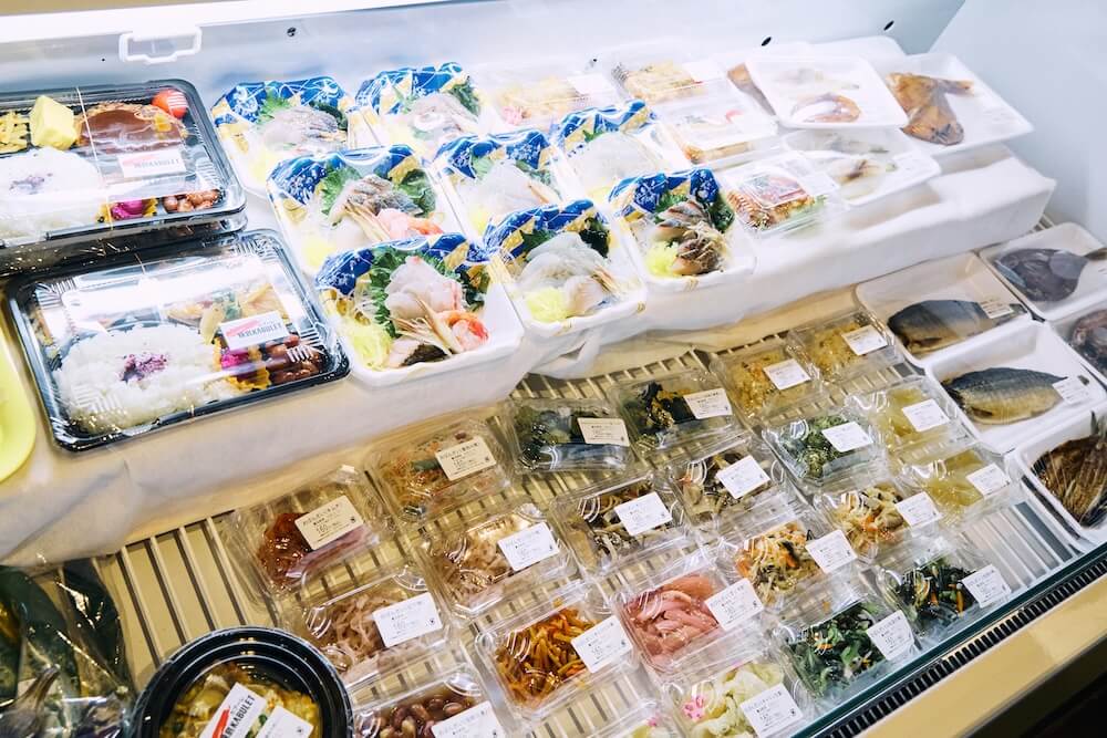 「輪島KABULET」で販売されている弁当やお惣菜。能登の海で獲れた海の幸が充実している