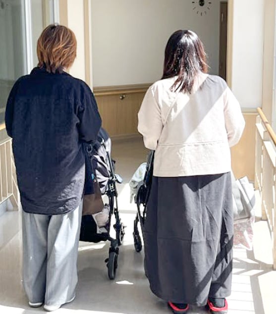 緊急里親さんがベビーカーをおす後ろ姿