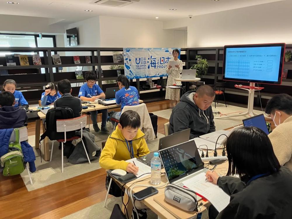 映像制作＆プレゼンテーション講座を受講する児童たち。それぞれがパソコンに向かい作業をしている