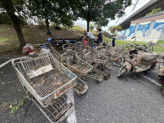 2024年に「大阪岸和田アクアパーク」で大型回収されたごみ、回収されたスーパーのカートが並んでいる