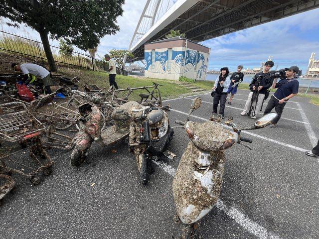 2024年に「大阪岸和田アクアパーク」で大型回収されたごみ、原付バイクや自転車が並んでいる