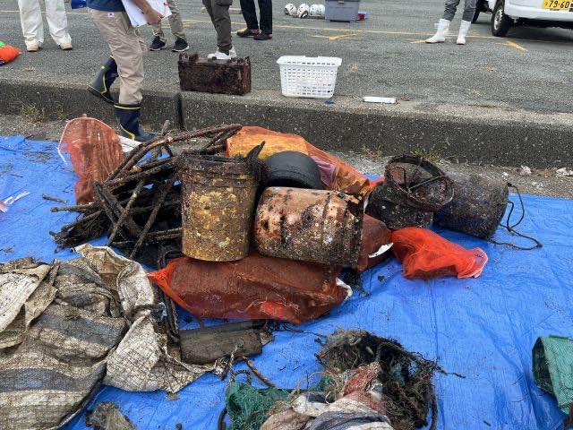 三重県国崎漁港で回収された釣具や生活用品