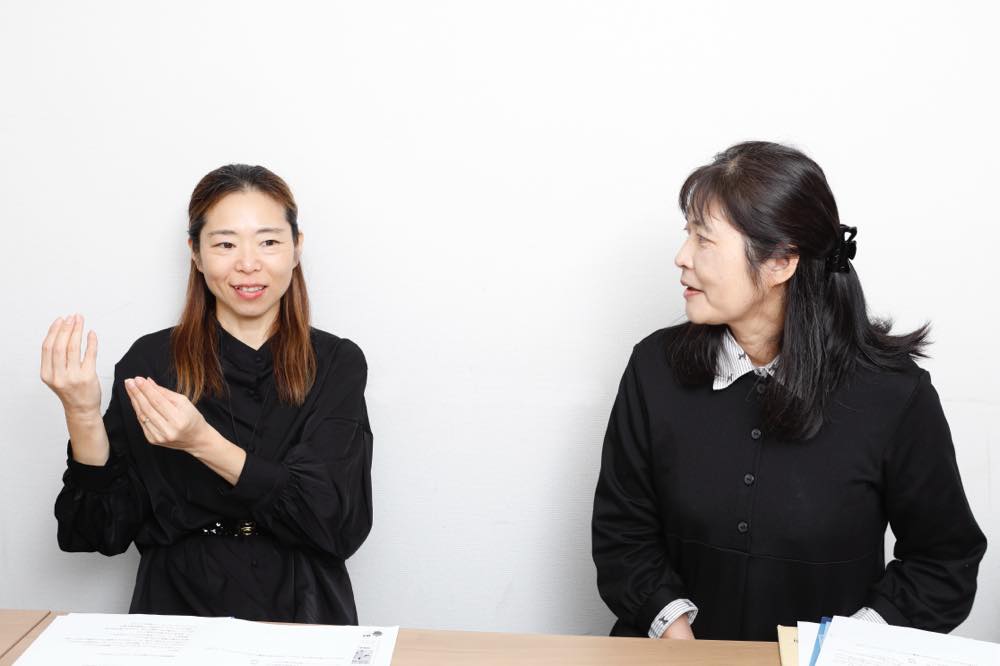 取材に応じる秋山さん(左)と、根本さん