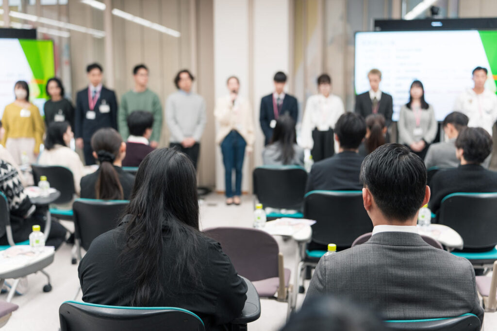 写真：10期生の紹介の様子。